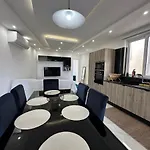 Panoramic Penthouse Front & Back Terraces Apartment *